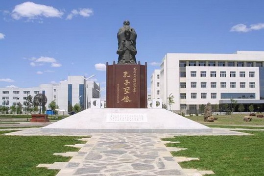 不久前,武书连大学评价课题组发布了2015中国大学排名,其中沈阳师范大学排名第258名,相较于2014年排行的第252名,其排名下降6位。此外,大学排名课题组将沈阳师范大学定位于一所综合类教学2型院校。