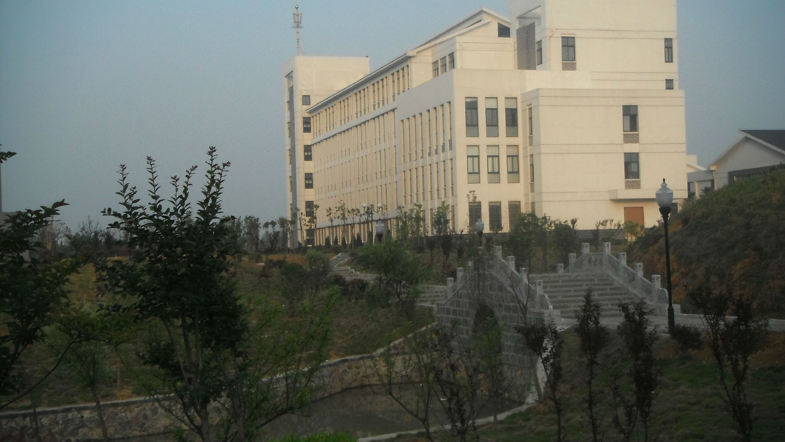 精选问答 查看内容  最后,我们一起来欣赏下安徽长江职业学院的校园